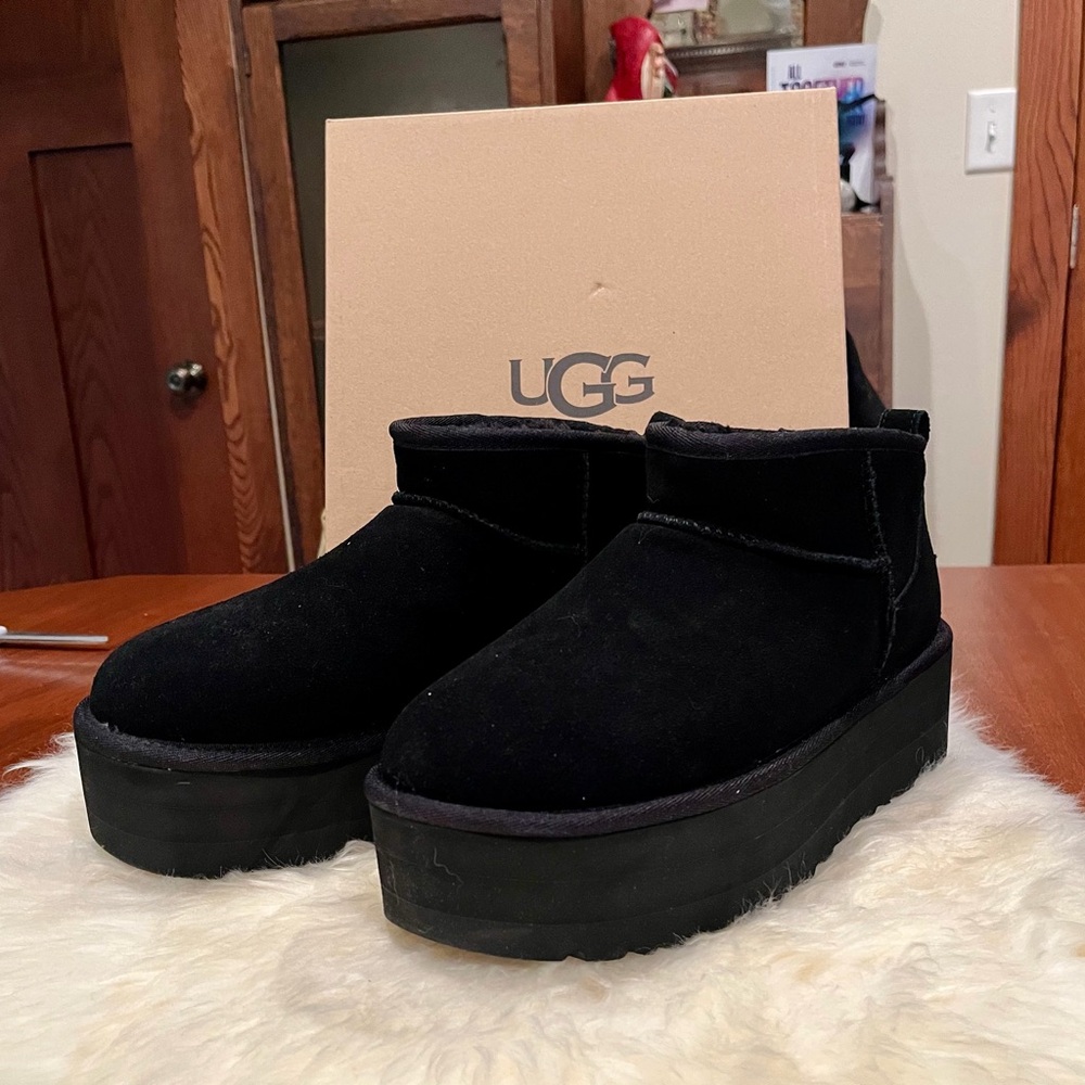 BE A HOLIDAY HERO!  NIB UGG Women's Black Suede Platform Boots